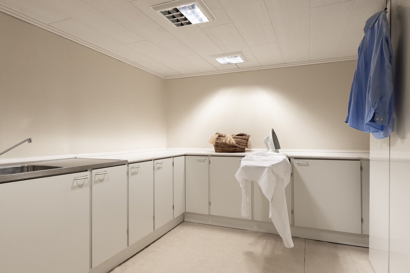 Den gulvstående innredningen har smarte løsninger som integrert strykebrett, utslagsvask med kran og massevis av benkeplass. Galleribilde