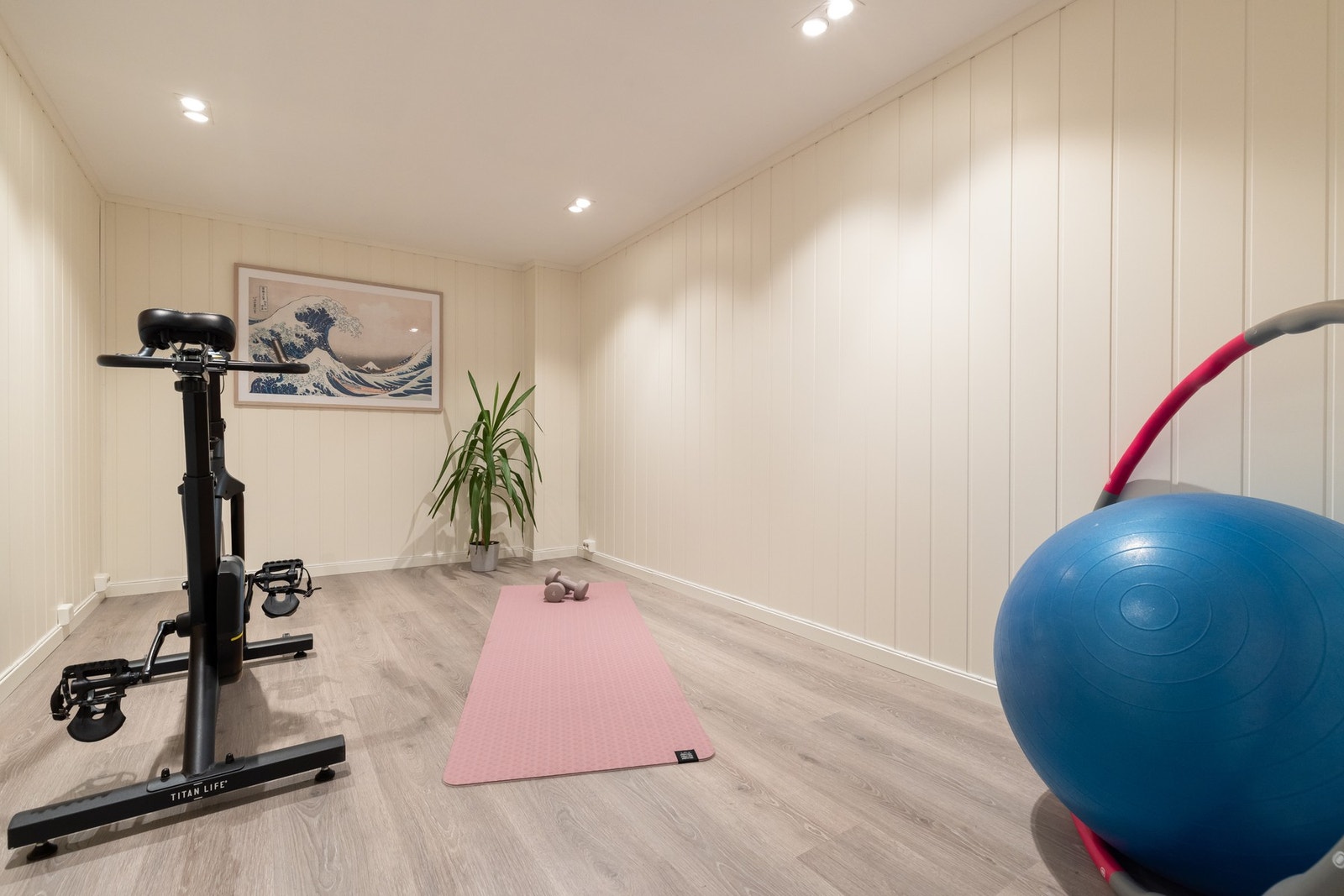 Denne boden har tidligere vært bad og det vil enklere kunne bygges et bad her da vann og avløp fortsatt ligger i veggen. Galleribilde