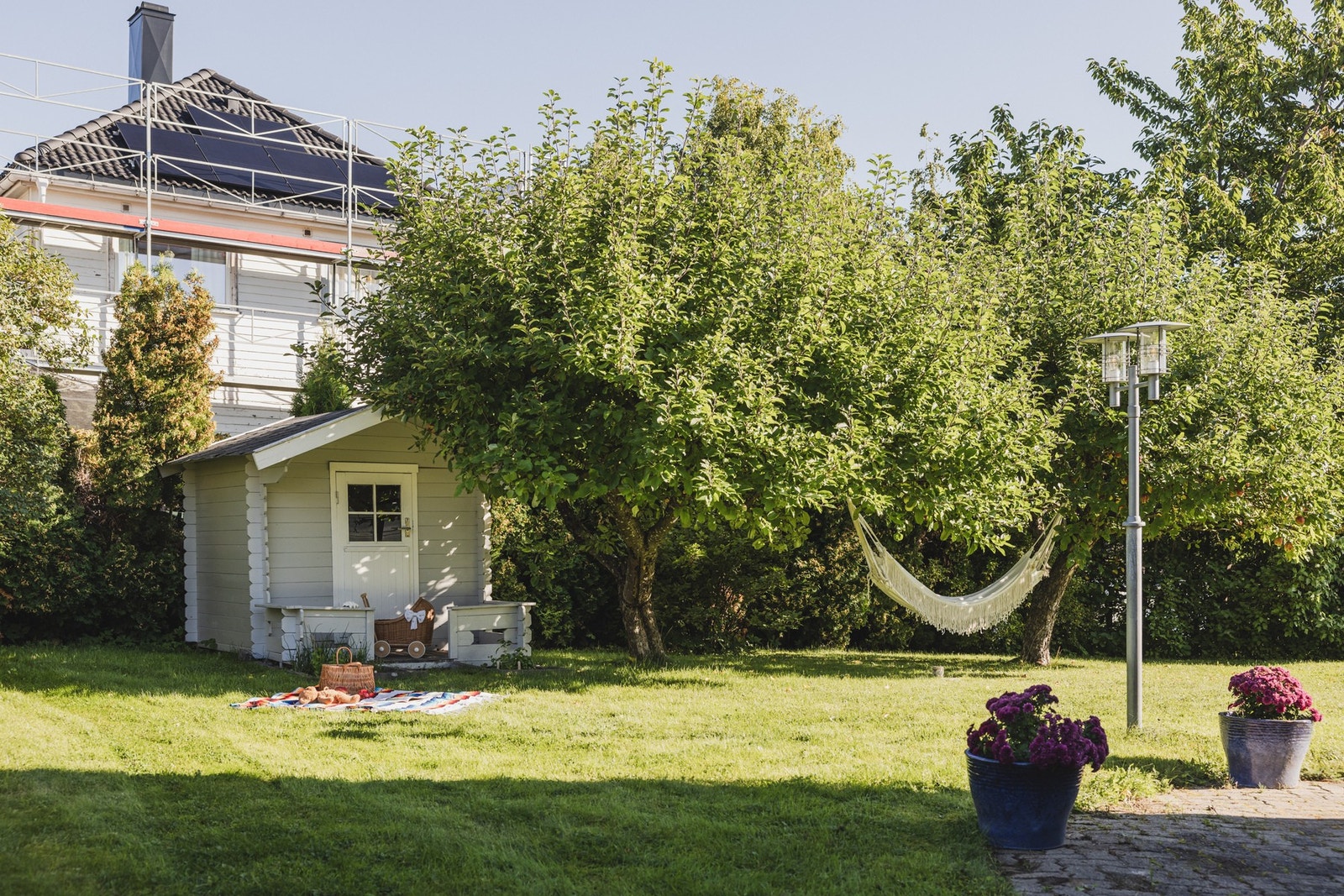 I sommerhalvåret er det sol i hagen store deler av dagen. Galleribilde