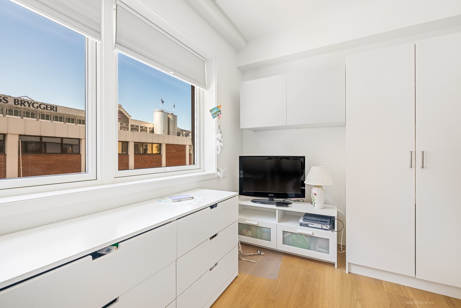 Rommet har plass til garderobeskap og kommode for oppbevaring Galleribilde