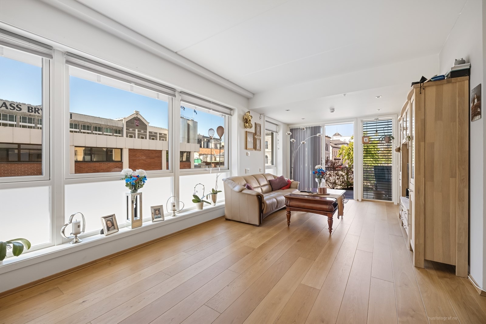 Leiligheten har en lys og luftig stue med store vindusflater Galleribilde