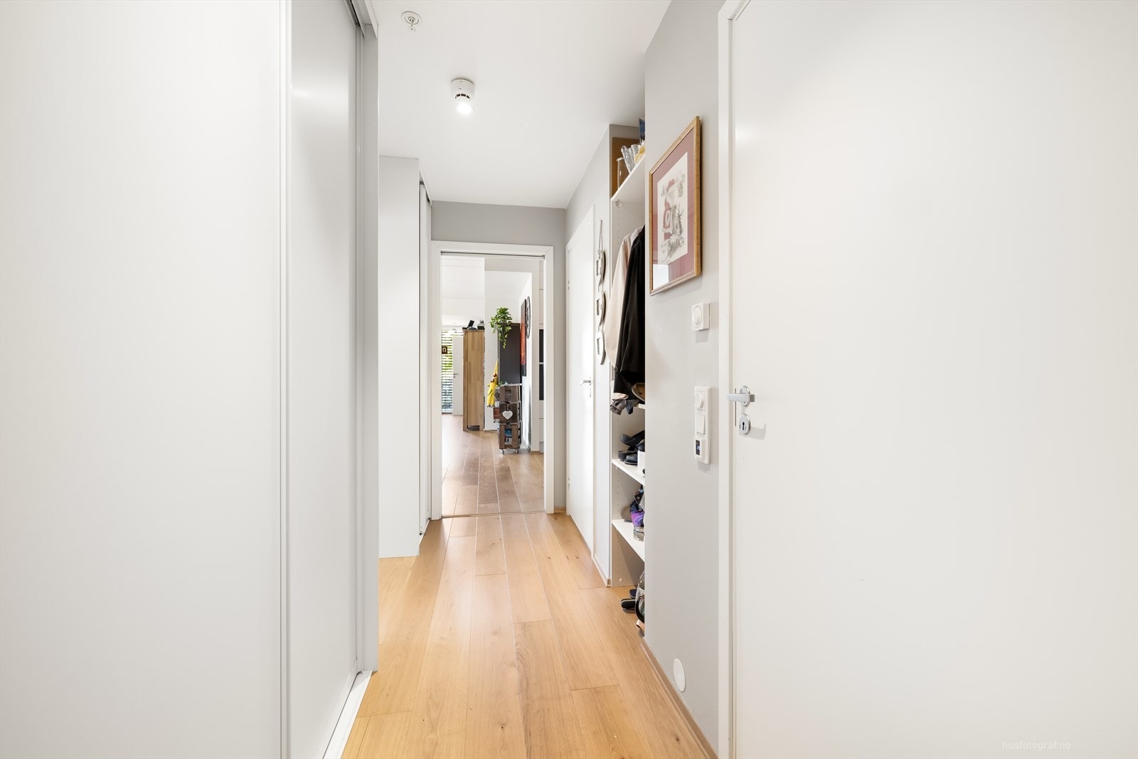 I entréen er det plass til å henge fra seg yttertøy Galleribilde