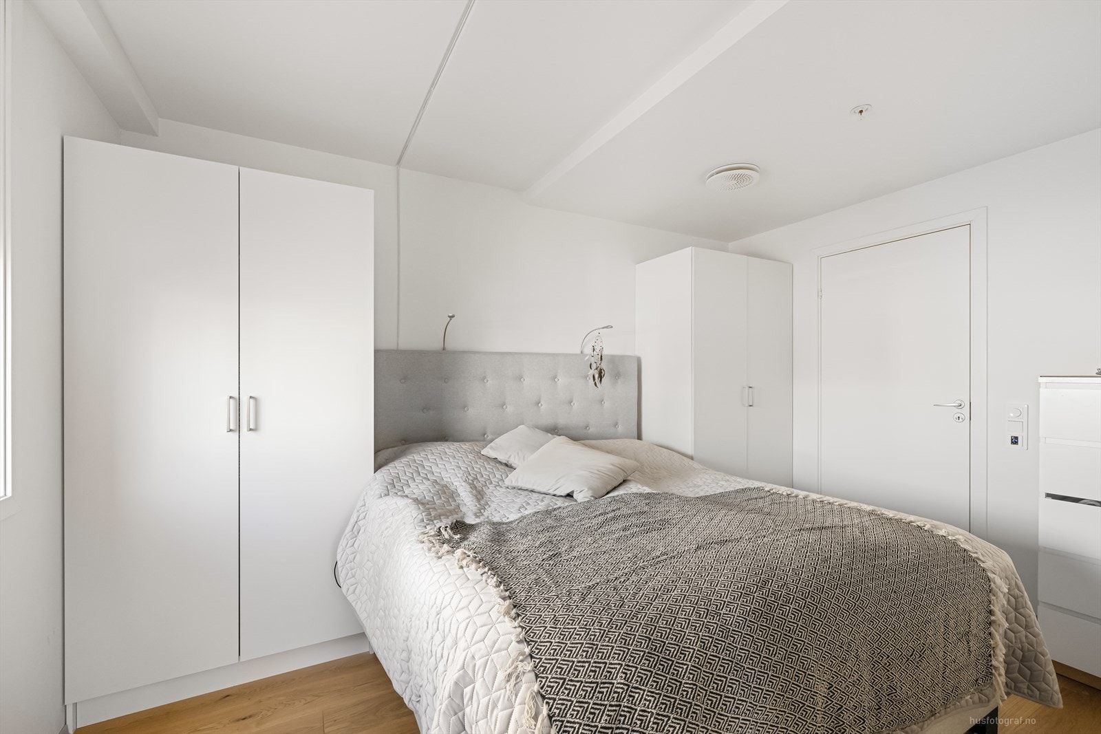 Hovedsoverommet har god plass til dobbeltseng og godt med oppbevaring i garderobeskap Galleribilde