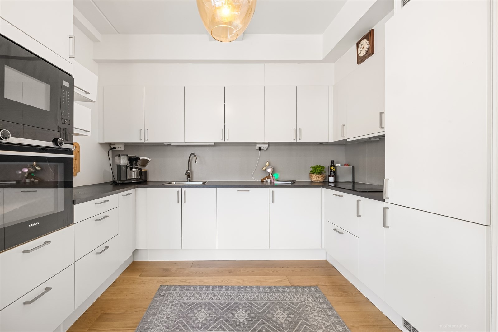 Delikat kjøkken med glatte fronter og benkeplate i laminat Galleribilde