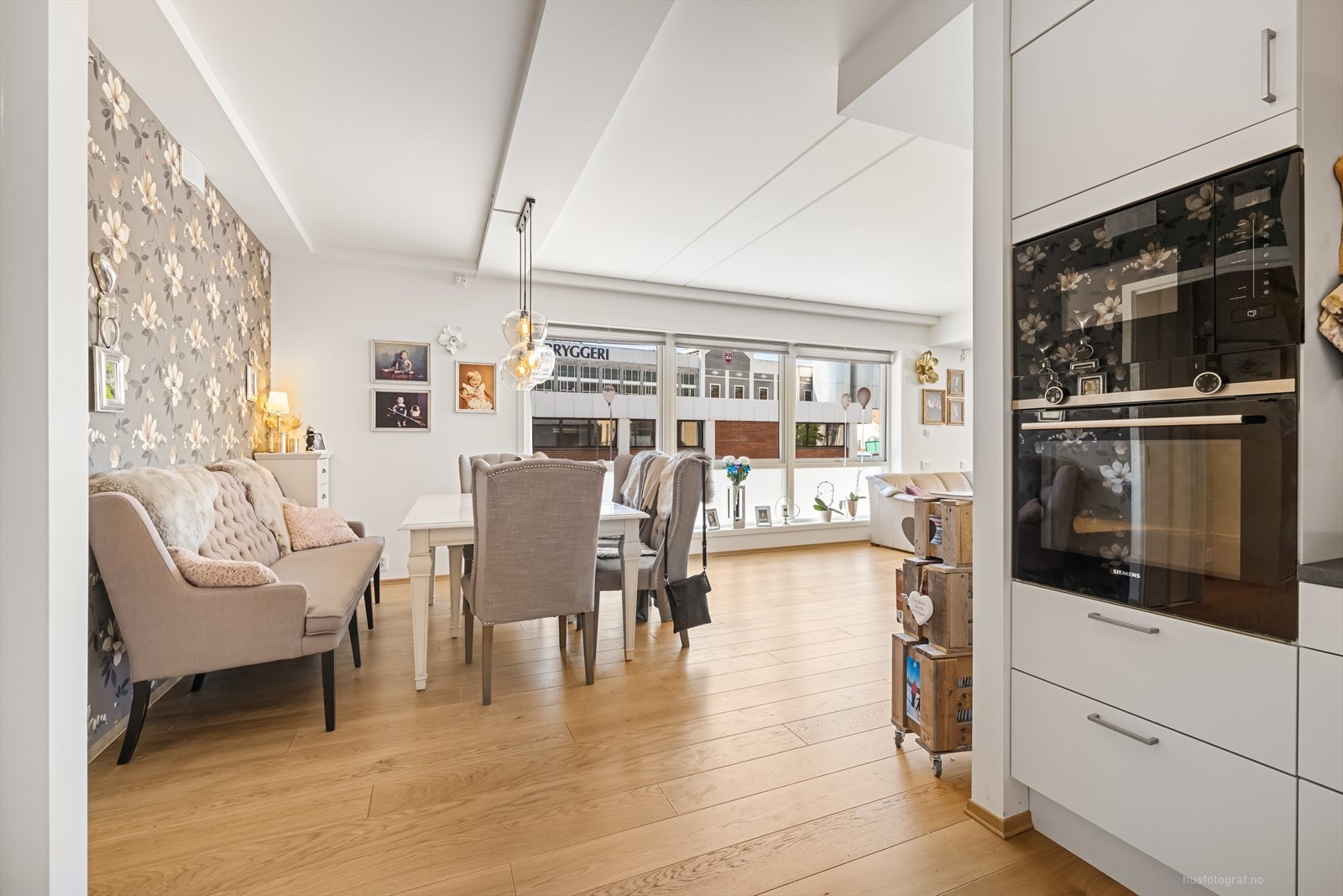 Åpen løsning mellom stue og kjøkken gir en god romfølelse Galleribilde