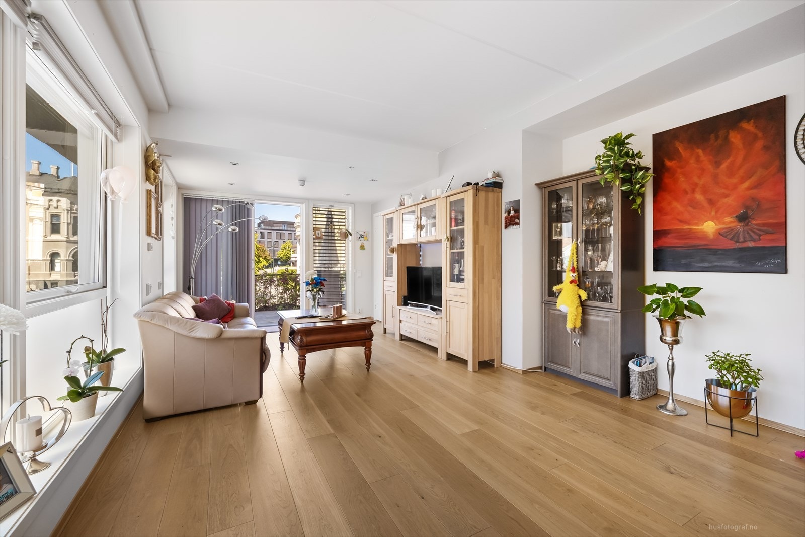 Det er direkte adkomst til terrasse fra stuen Galleribilde