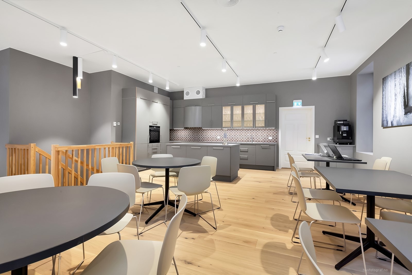 Selskapslokalet er av god størrelse og har eget kjøkken Galleribilde
