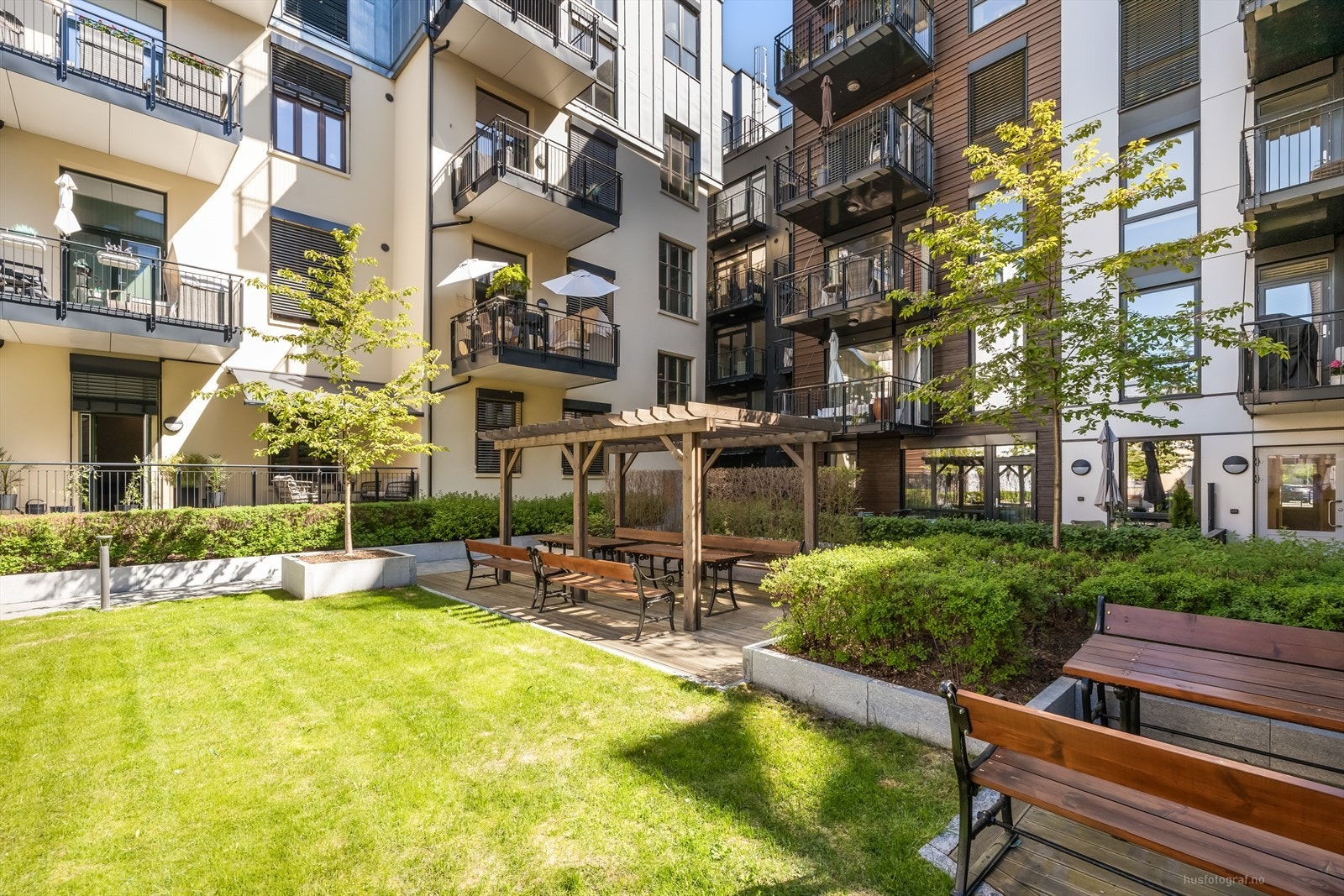 Sameiet har flere fasiliteter som eget spa med boblekar, treningsrom, takterrasser, felleshage med lekeplass og koselige sittegrupper, gjesteleilighet og selskapslokale Galleribilde