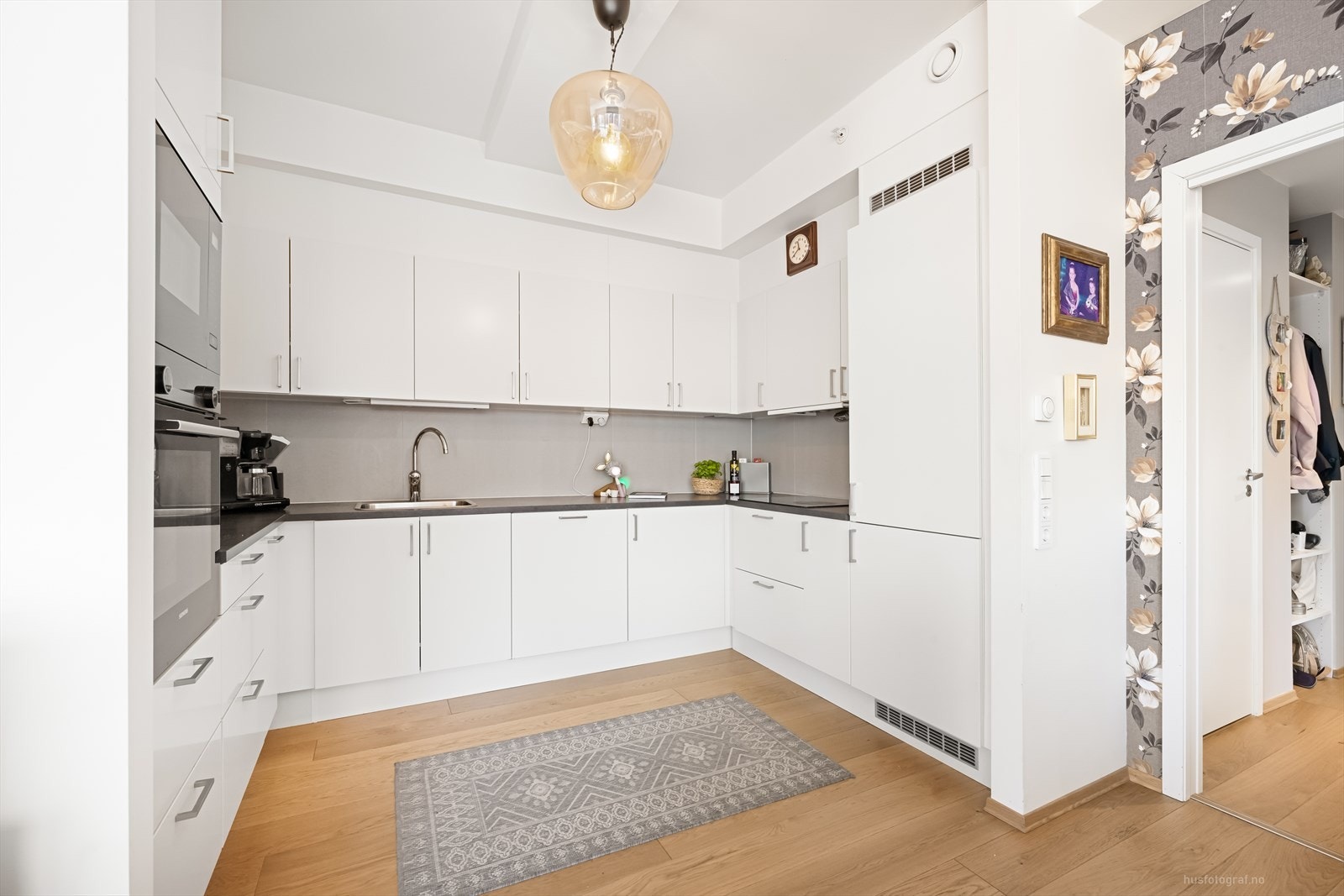 Integrerte hvitevarer som kjøl/fryseskap, oppvaskmaskin, komfyr, induksjonstopp, micro, vannstoppsystem og komfyrvakt Galleribilde