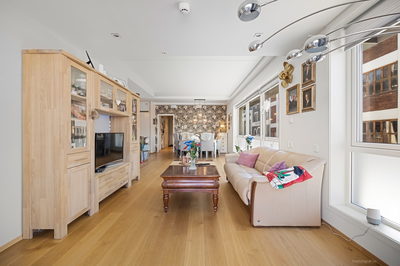 Det er parkett på gulv og downlights i tak Galleribilde