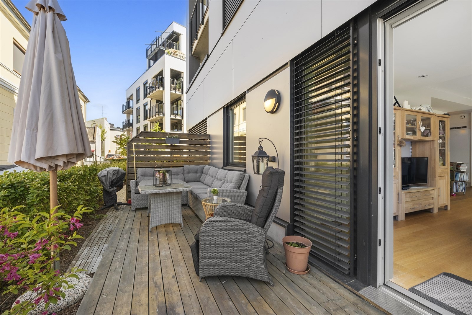 Det er plass til møblering i forskjellige soner på terrassen Galleribilde