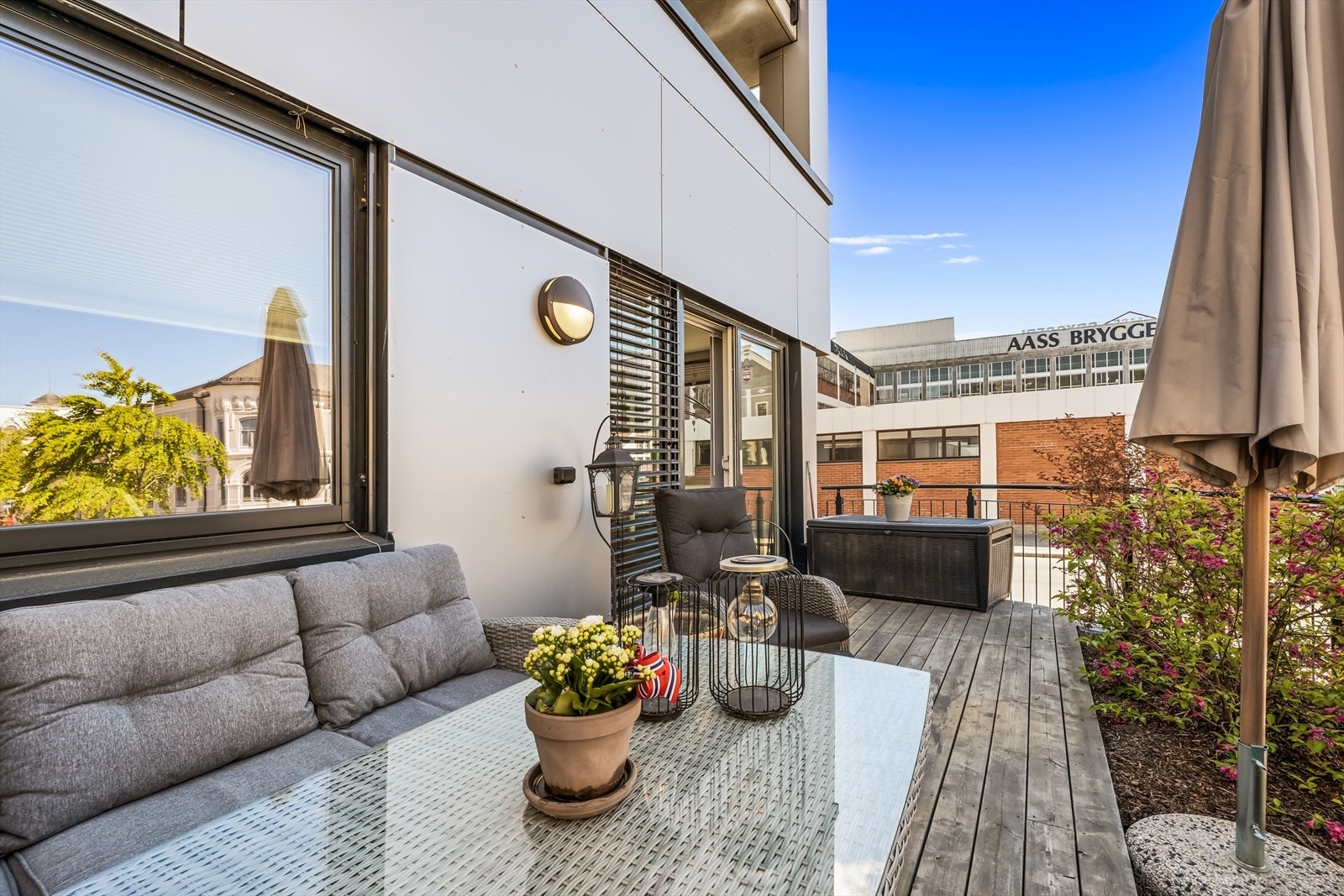 Med utgang fra stue har leiligheten en koselig uteplass Galleribilde