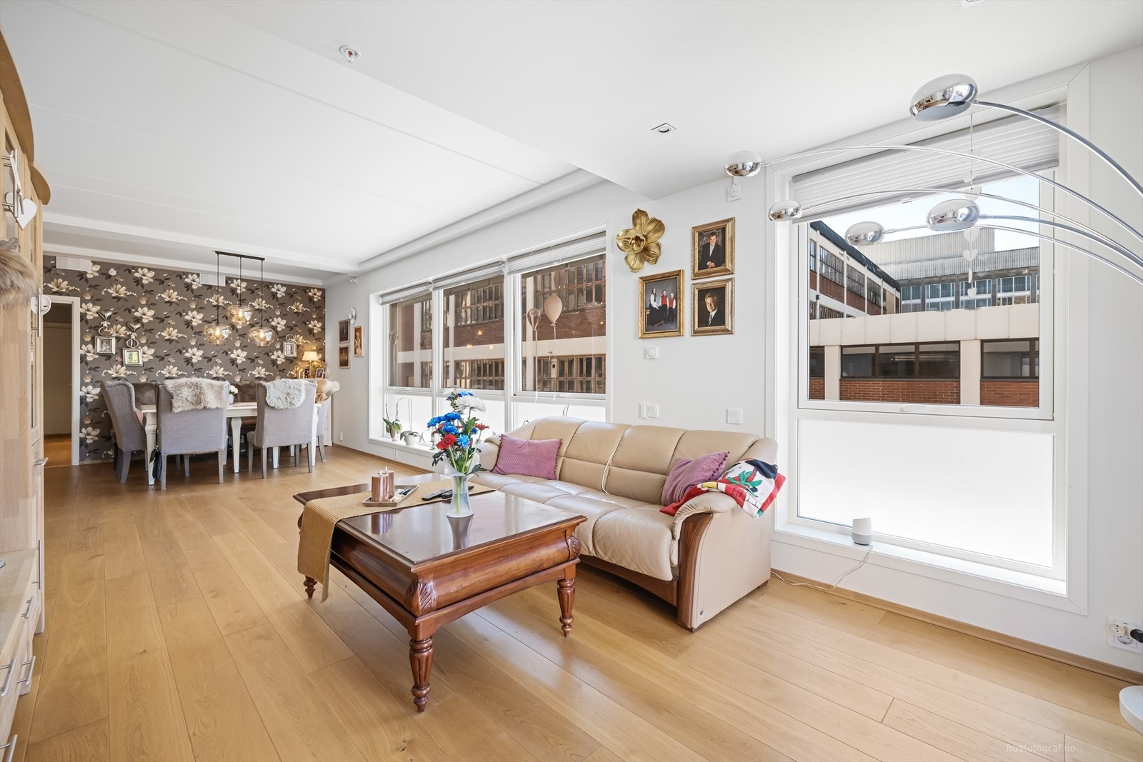 Det er god plass til både sofagruppe og spisebord Galleribilde