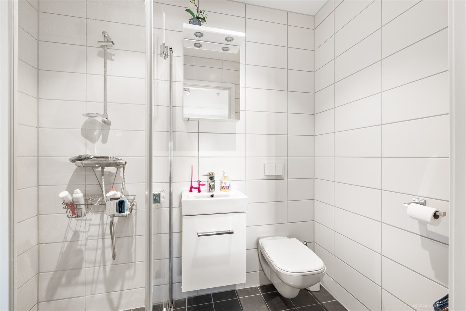 Bad med adkomst fra hovedsoverom. Innredning med servant, vegghengt toalett og dusjhjørne Galleribilde