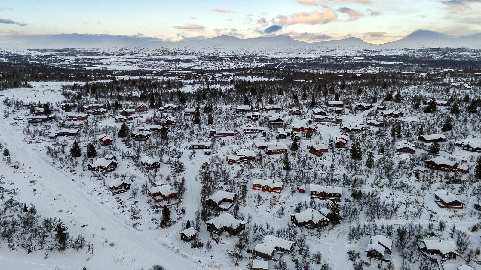 Stedet er et eldorado for den friluftsinteresserte, og den solrike eiendommen og koselige hytta innbyr til rolige dager i vakre, rolige omgivelser. Galleribilde