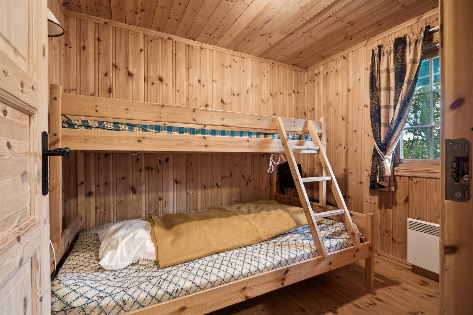 Soverom II og III er praktisk innredet med køyesenger og oppbevaringsmøblement. Totalt 11 sengeplasser. Galleribilde