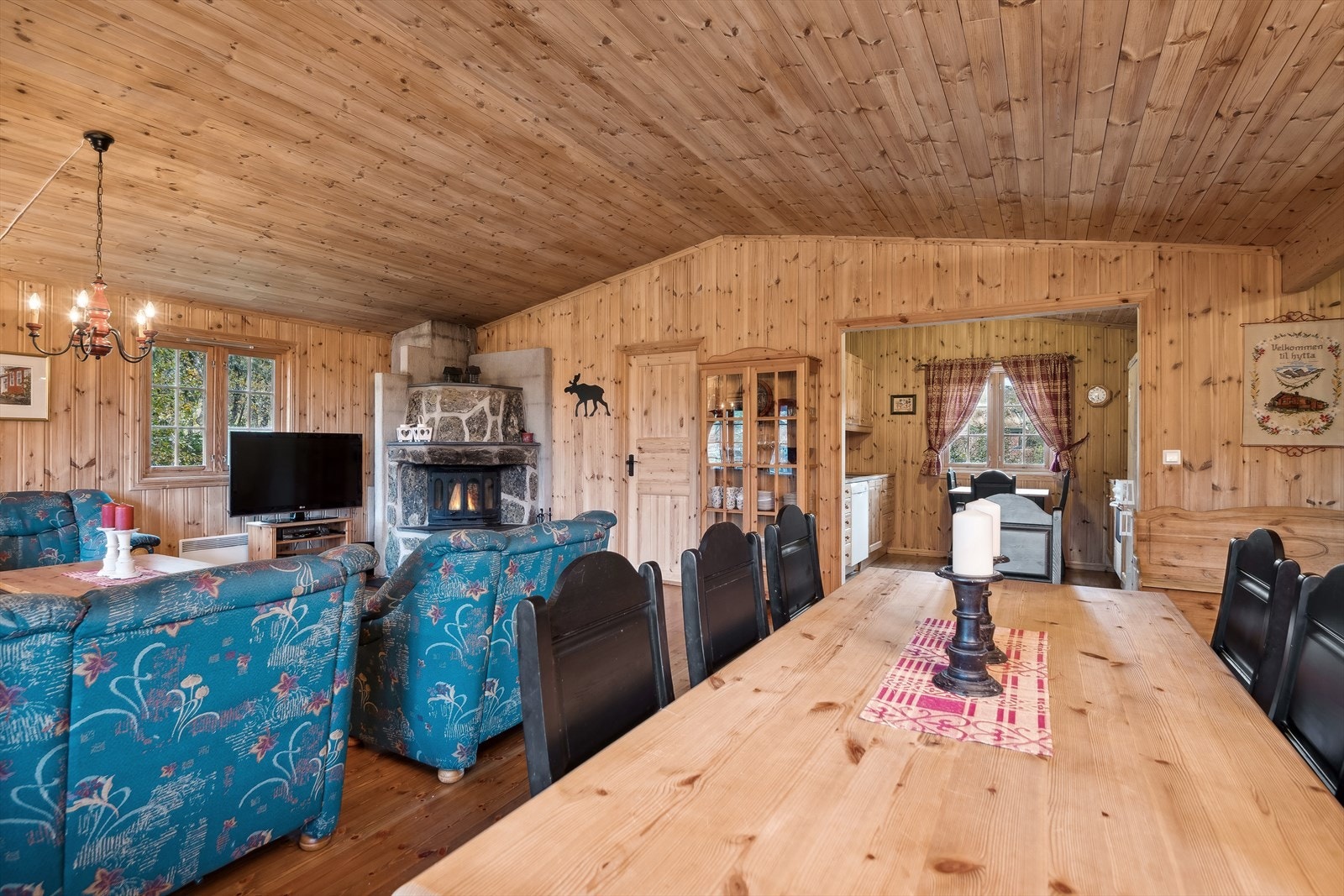 Rommet har god plass til både sofa- og spisegruppe. Galleribilde