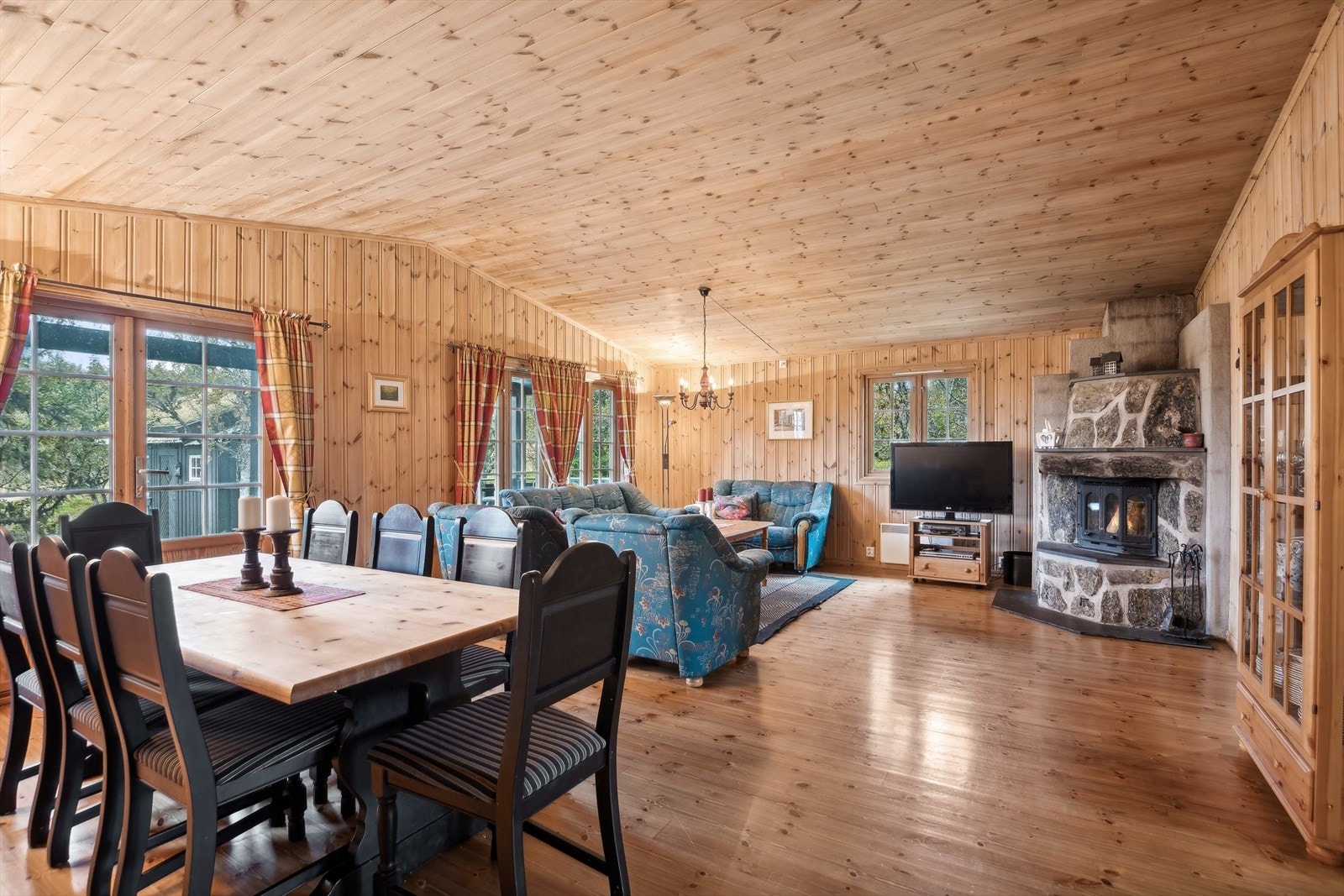 Stuen har god størrelse og en flott vedovn som gir godt med ekstra varme og hygge. Galleribilde