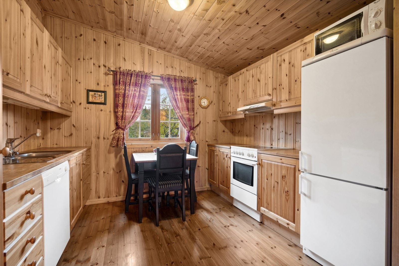 Kjøkkenet ligger i en åpen løsning med spisestuen, men likevel avskjermet i egen sone Galleribilde