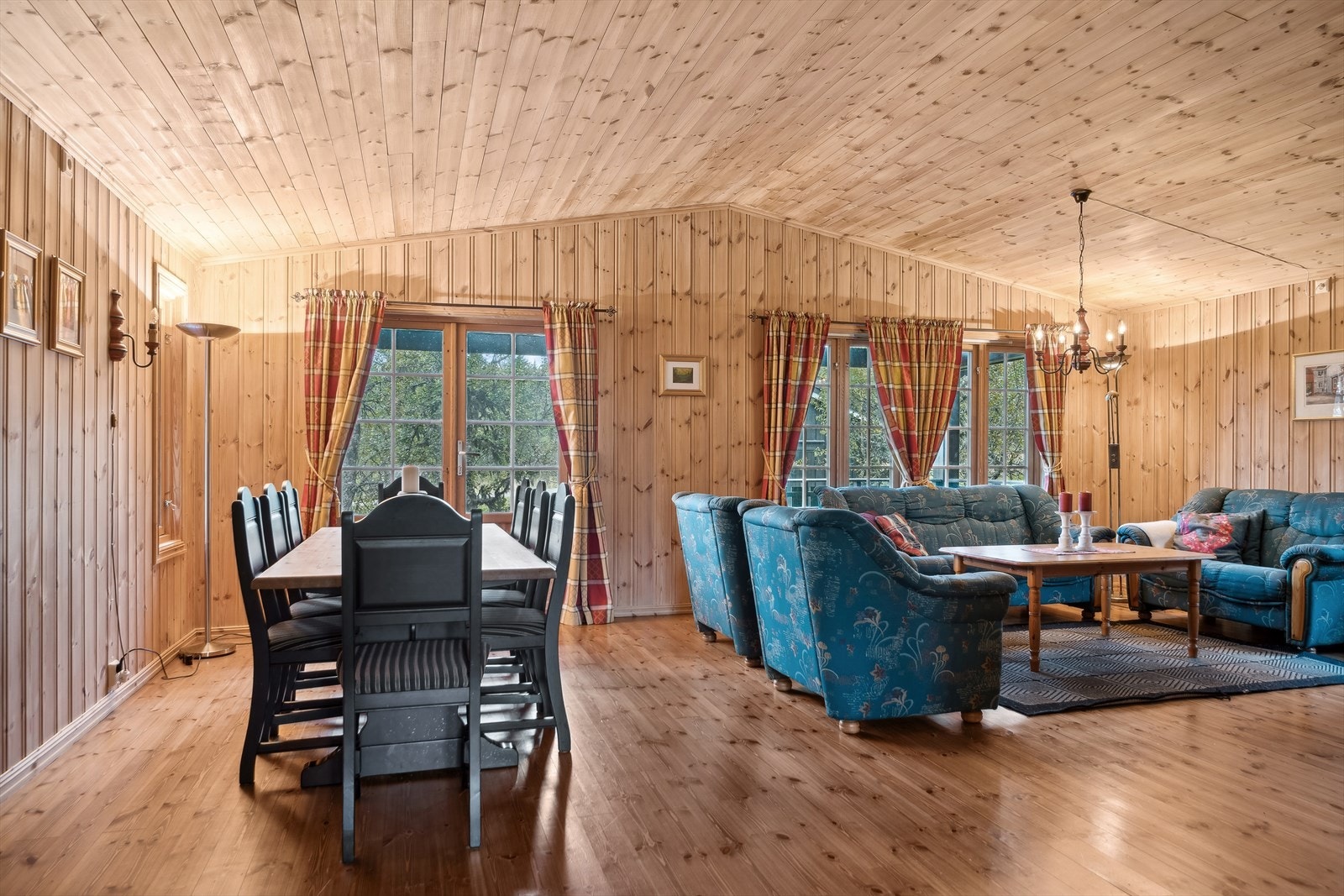 I stuen er det pene overflater i kombinasjon med det stilfulle hyttepreget der alle vinduene har sprosser. Galleribilde