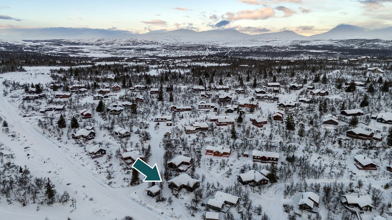 Fritidsboligen i tradisjonell stil ble oppført i 2000 og har en god planløsning med innholdsrik hoveddel pluss anneks fra 2002 Galleribilde