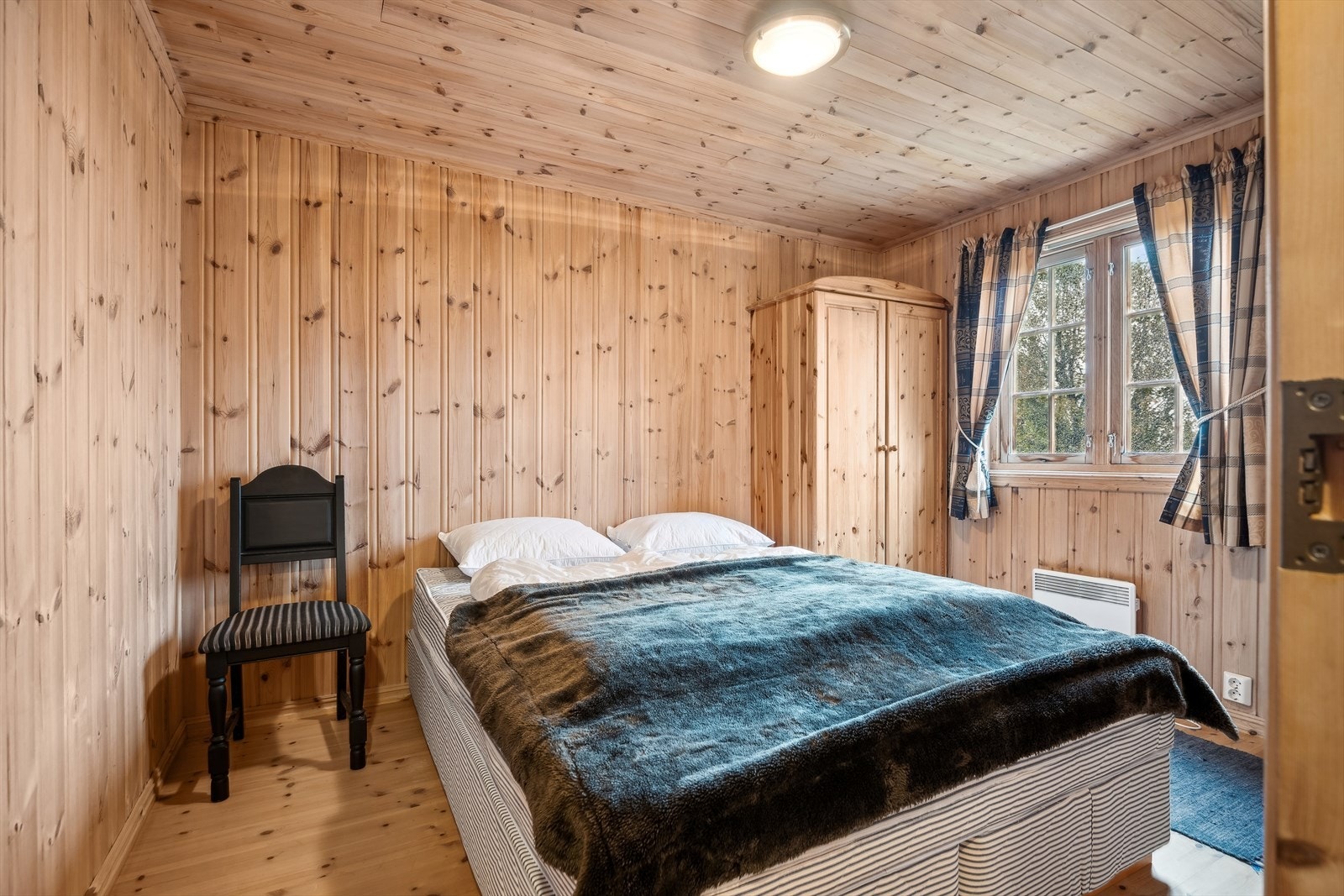 Hytta har tre gode soverom. Hovedsoverommet har garderobeskap og plass for dobbeltseng Galleribilde