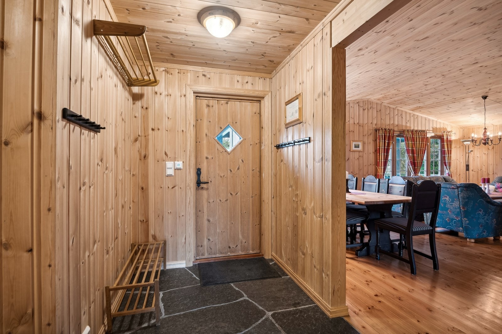 Velkommen inn - Innenfor døren blir du møtt av en flislagt entrê med god plass til oppbevaringsløsninger. Galleribilde