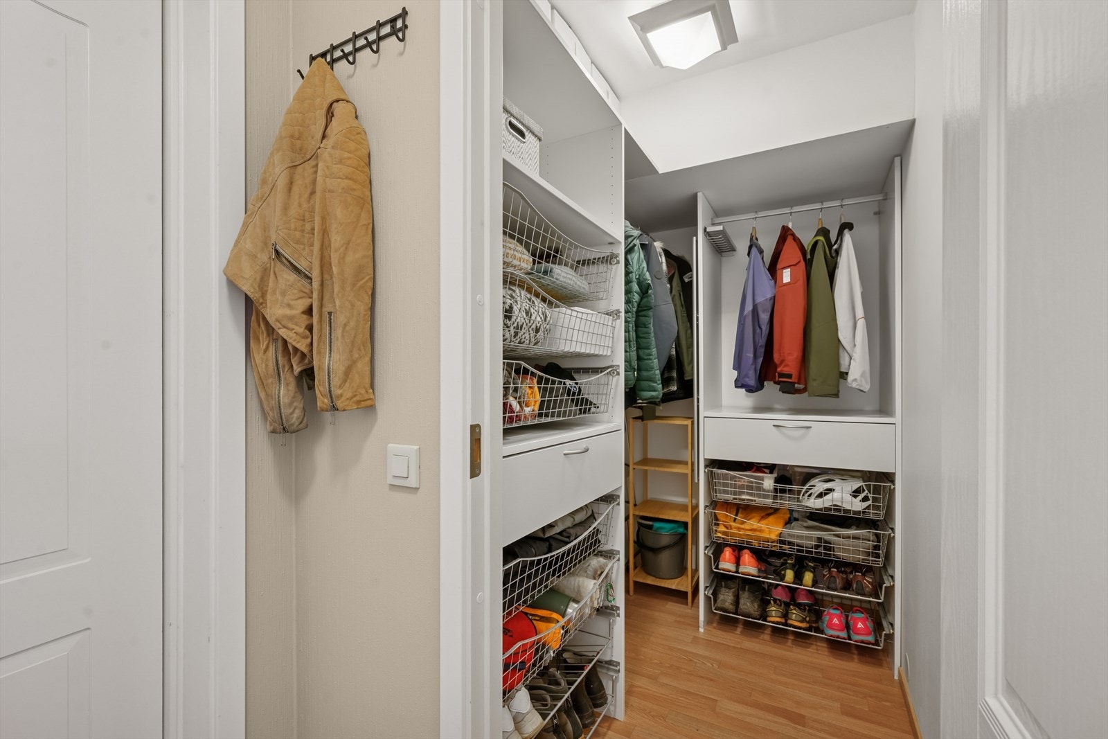 Boden er innredet med en praktisk garderobeløsning. Galleribilde