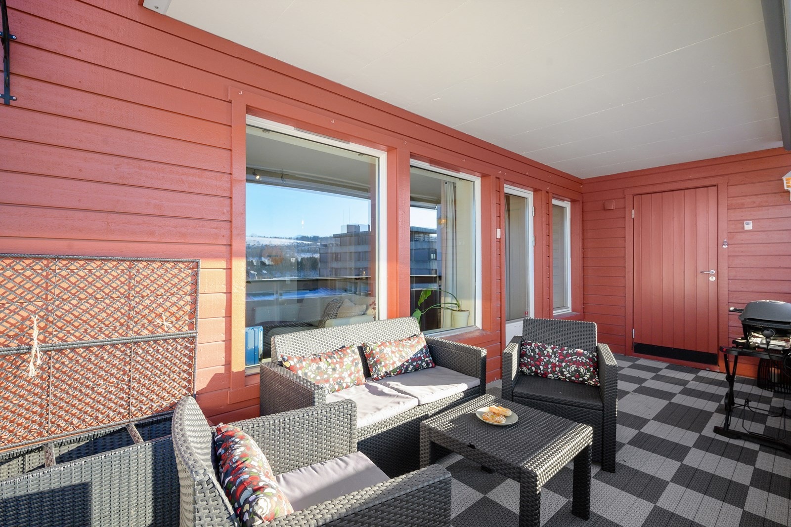 Fra stuen er det utgang til overbygd balkong på 14 kvm. Utvendig bod på balkongen. Galleribilde