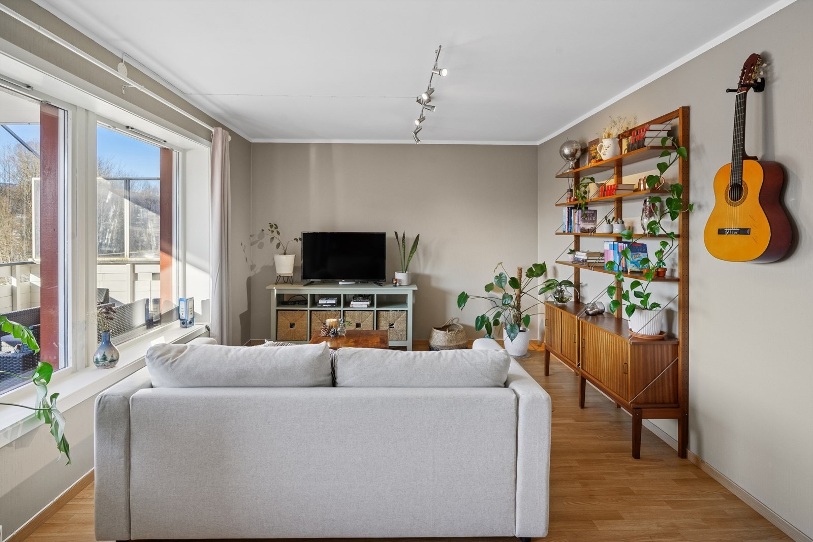 Store vindusflater som slipper inn godt med naturlig lys! Galleribilde