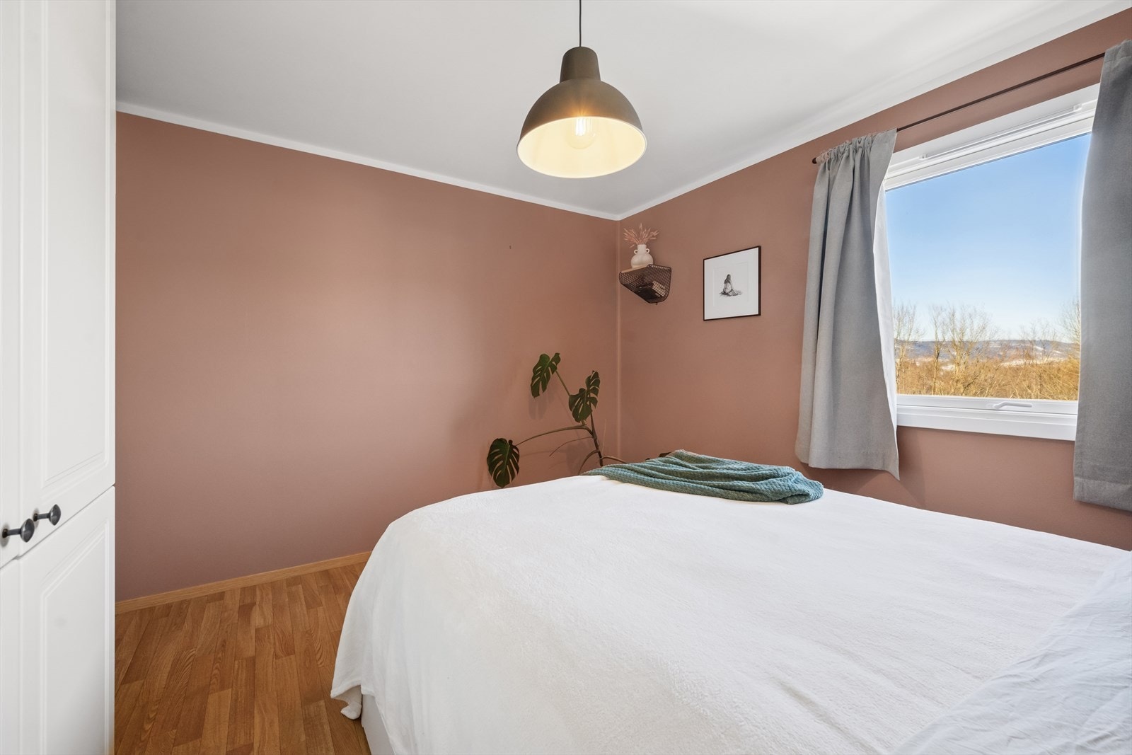 Fra vinduet er det fin utsikt oppover Lierdalen. Galleribilde