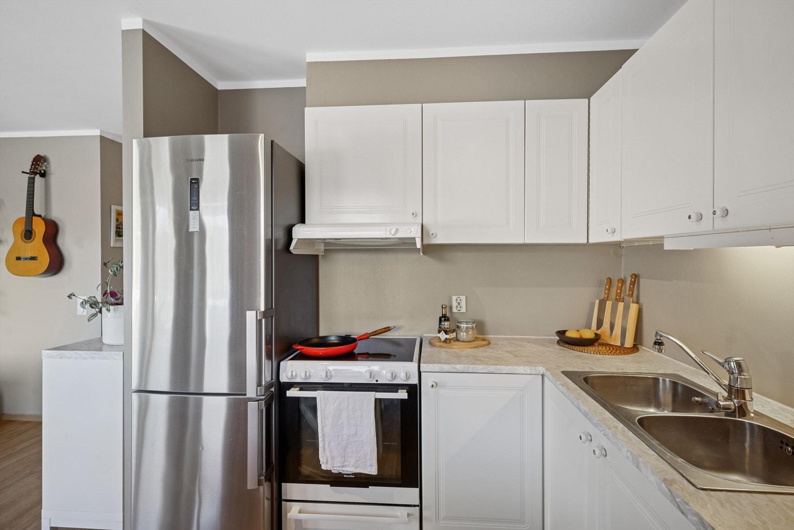 Kjøkkenet har kjøl-/fryseskap, komfyr og oppvaskmaskin. Galleribilde