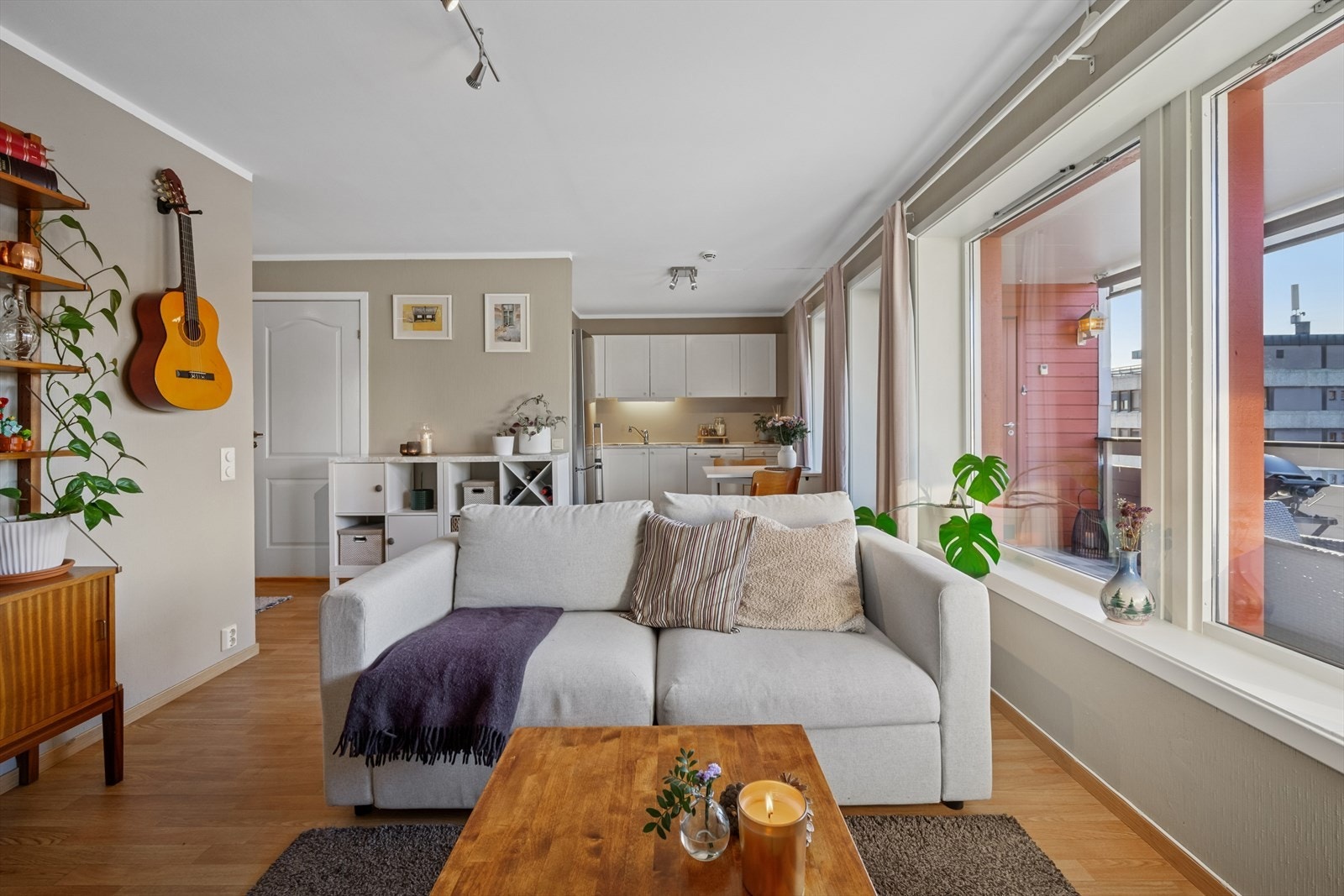 Stue/kjøkken er malt i en behagelig farge. Det er belegg på gulv. Galleribilde