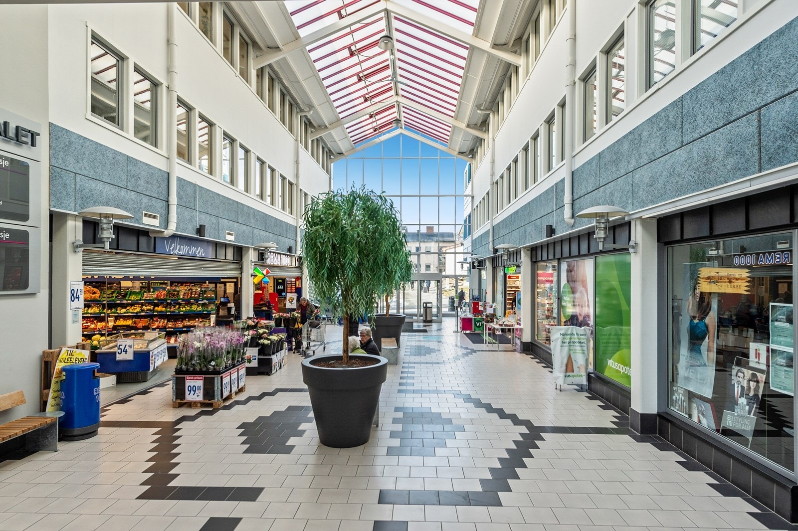 Fra leiligheten kan man ta heisen ned i Fosskvartalet. Her er det restaurant, apotek, frisør og Rema 1000. Galleribilde