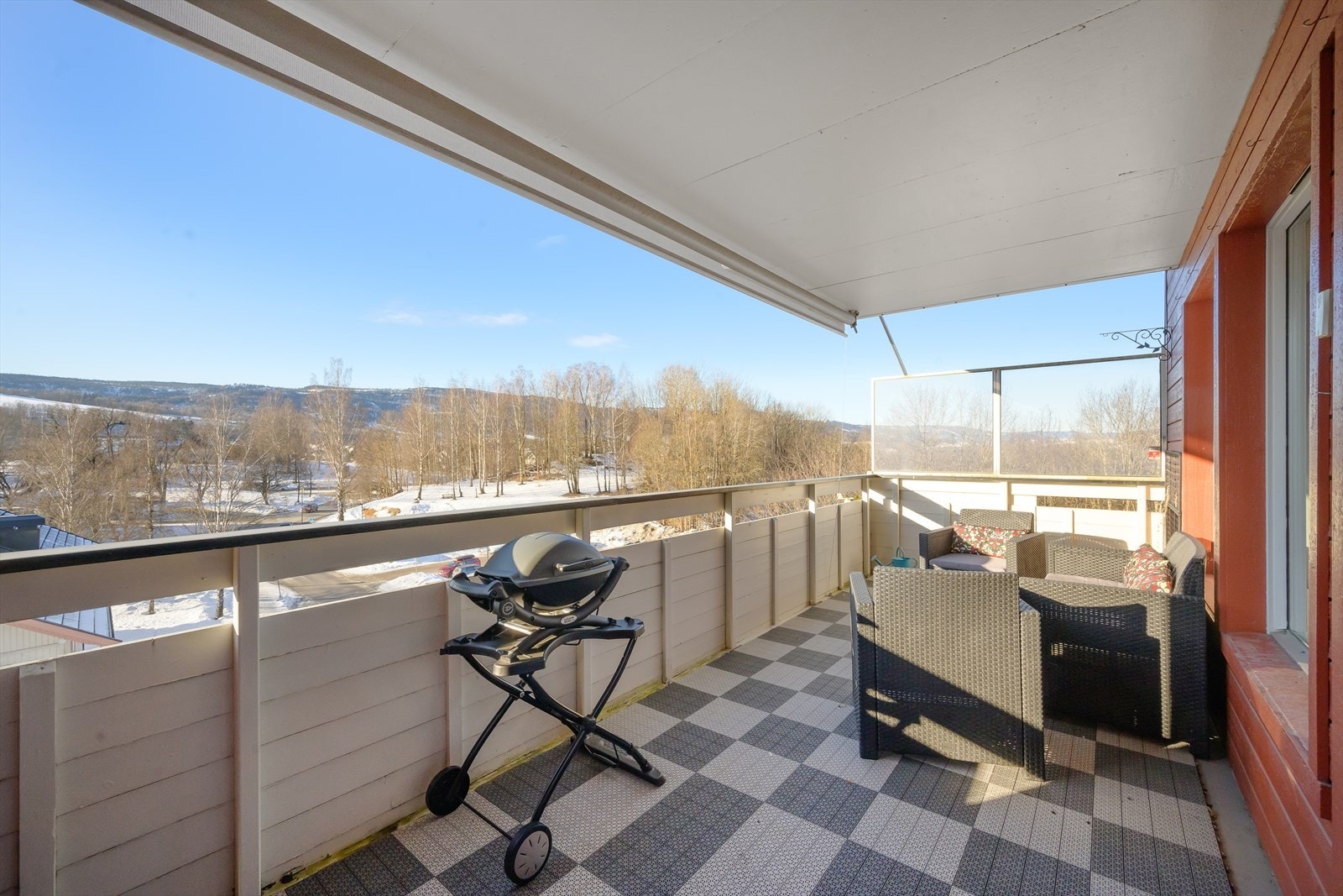 Det er fin plass til ønsket utemøbler. Galleribilde