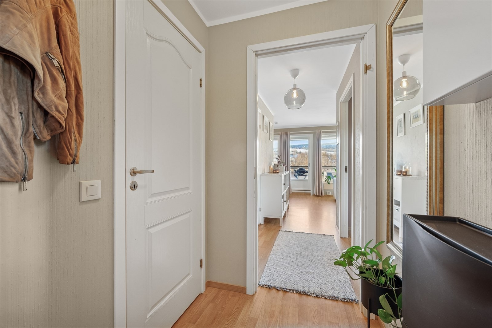 Fra entrèen er det direkte inngang til bod på venstre side. Galleribilde