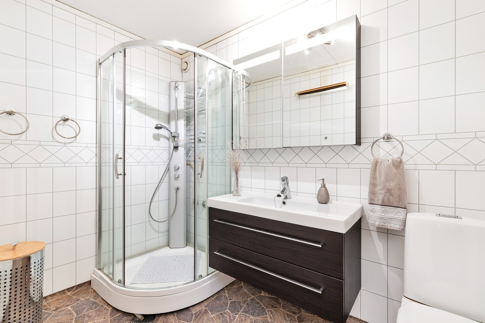 Bad med dusjkabinett, servant og wc Galleribilde