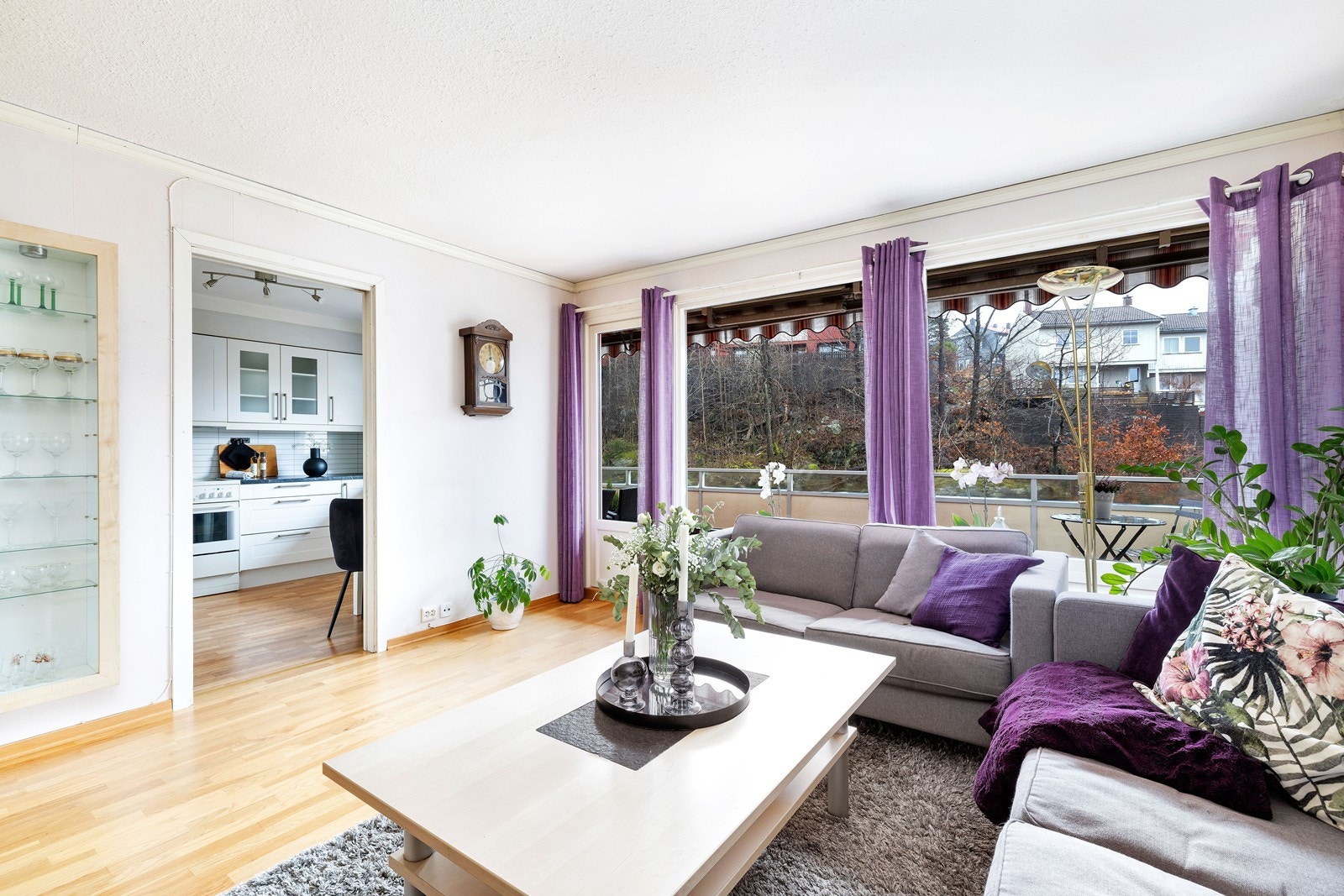 Utgang til solrik balkong fra stue Galleribilde