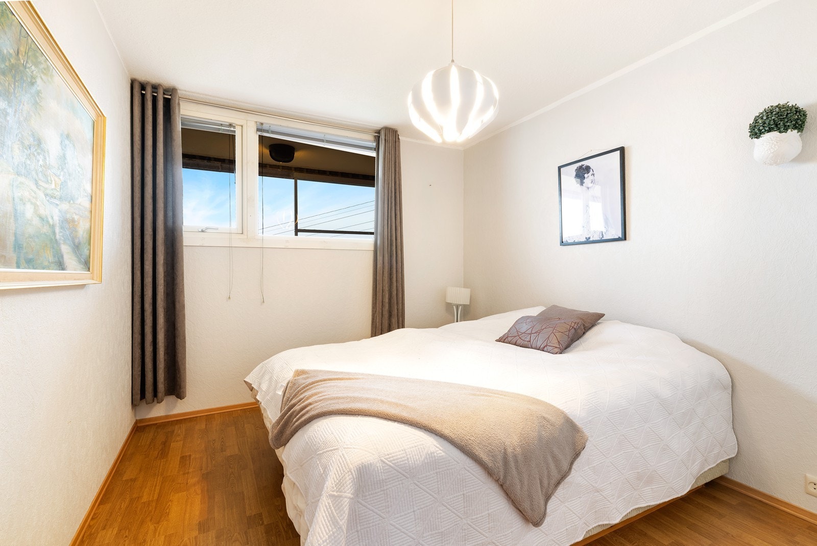 Hovedsoverom med god plass til dobbeltseng Galleribilde