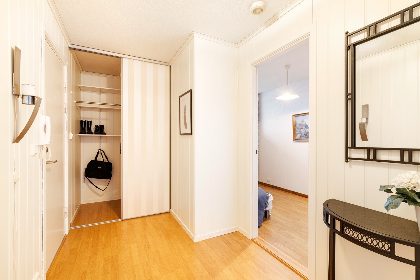 Gang/entré med gode oppbevaringsmuligheter Galleribilde