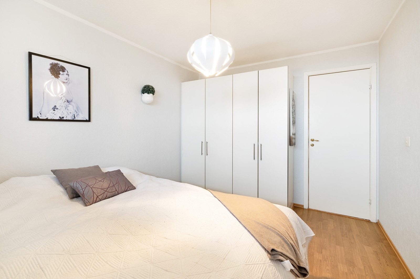 Hovedsoverom med garderobeskap Galleribilde