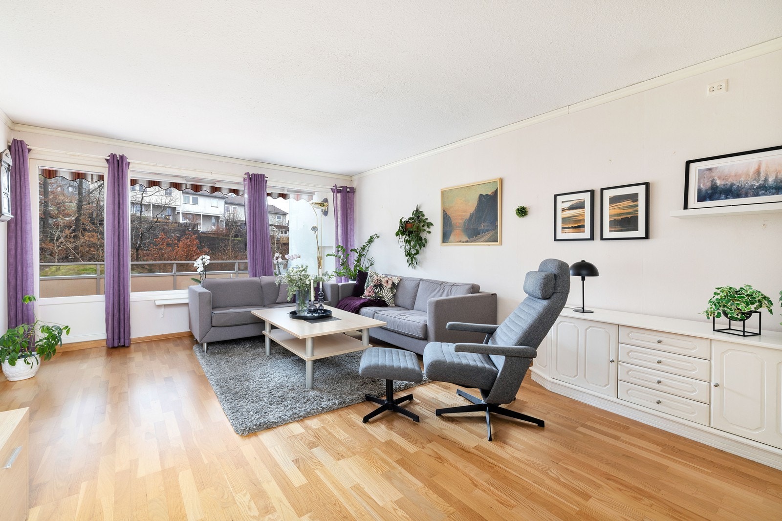 Stue med god plass til sofagruppe Galleribilde