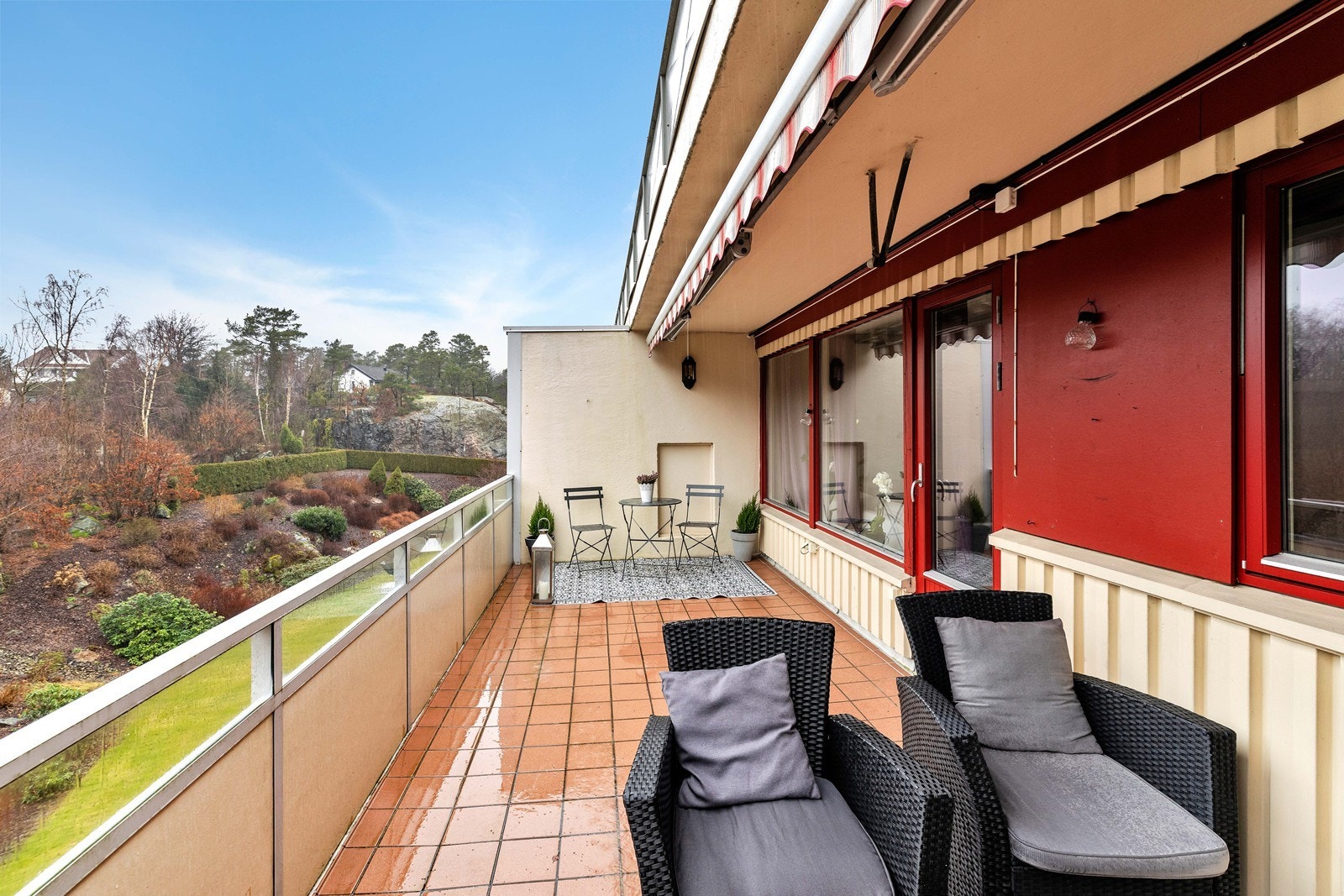 Stor solrik balkong med plass til utemøbler Galleribilde