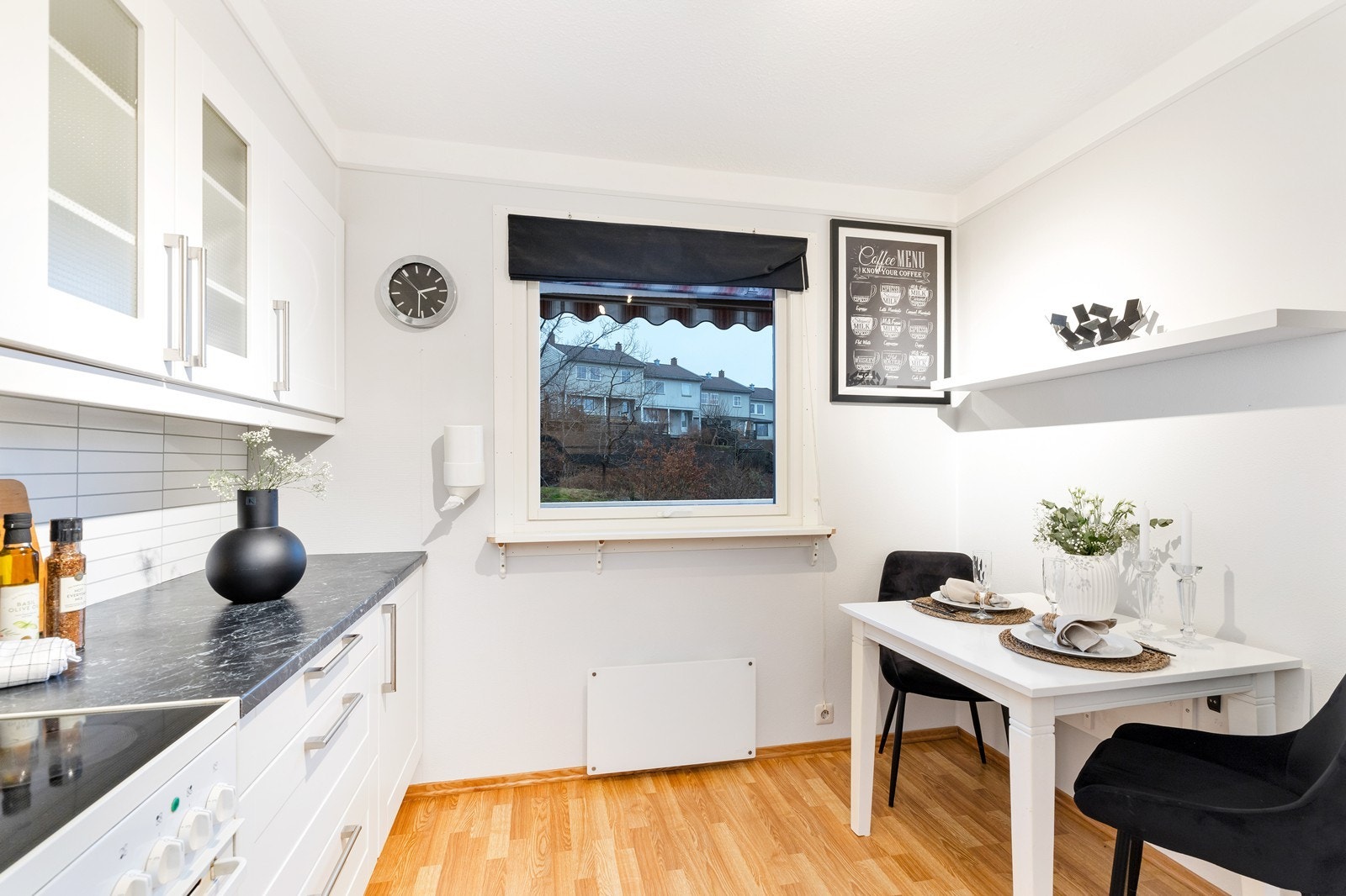 Kjøkken som inneholder komfyr, oppvaskmaskin og kjøleskap Galleribilde