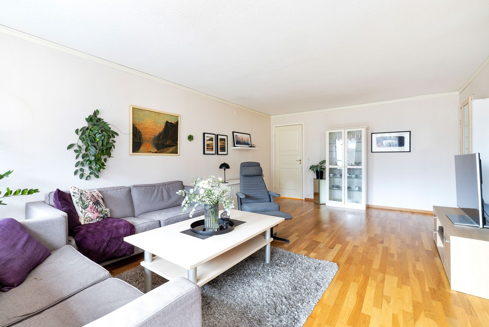 Stue sett mot gang Galleribilde