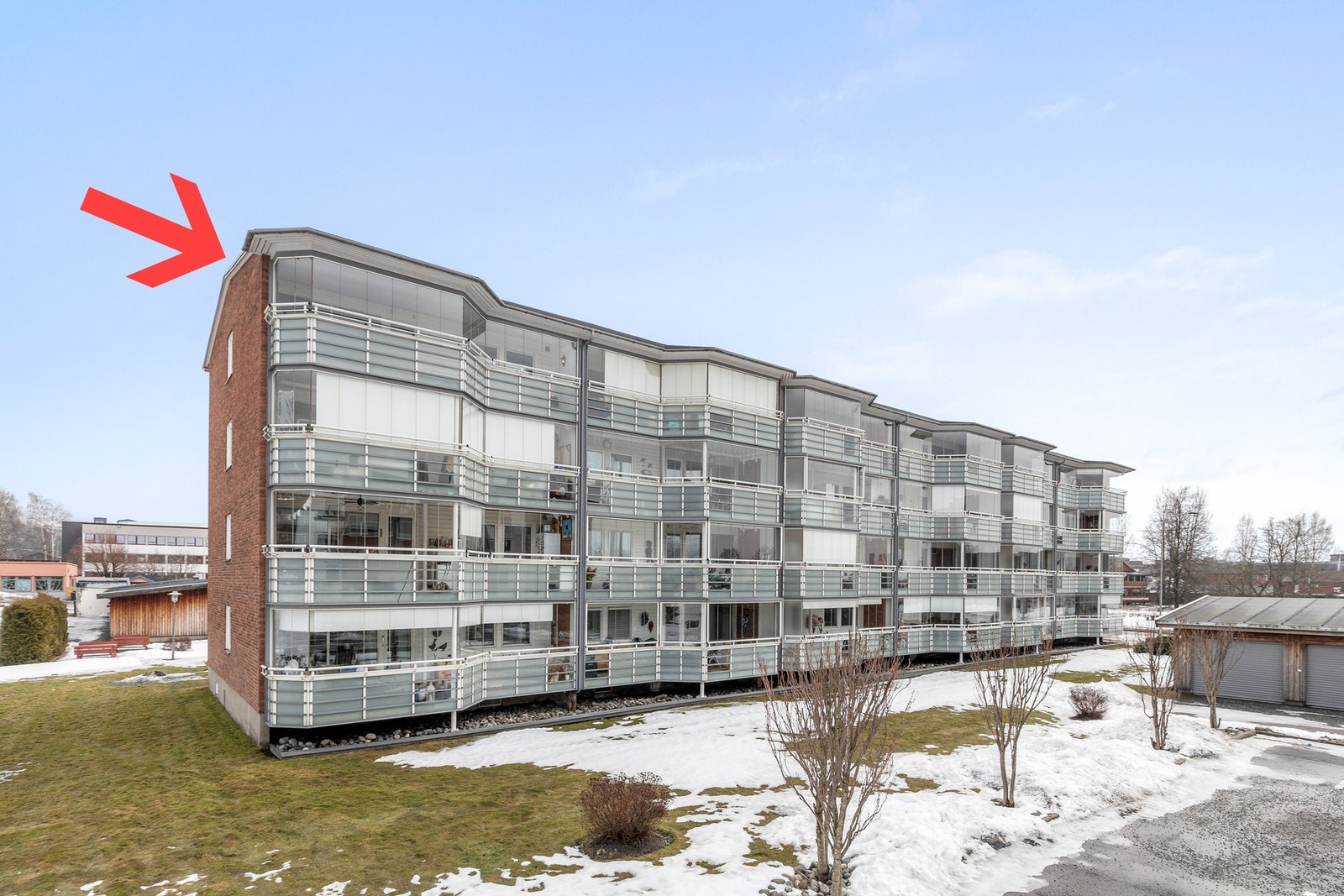 Boligen har meget god intern beliggenhet i blokka som både topp- og endeleilighet Galleribilde