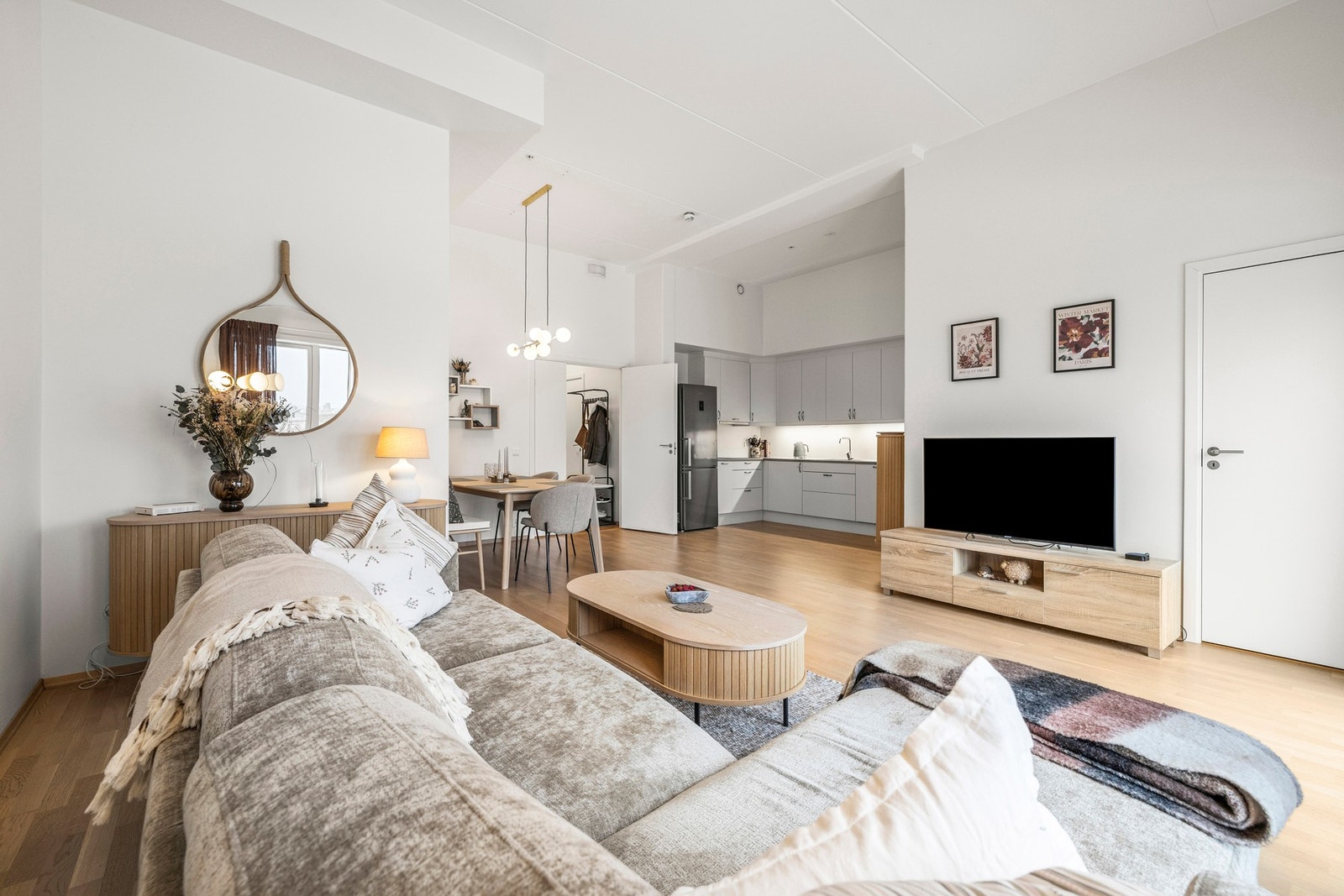 Her er det god plass til å invitere familie på middagsbesøk eller venner på spillkvelder! Galleribilde