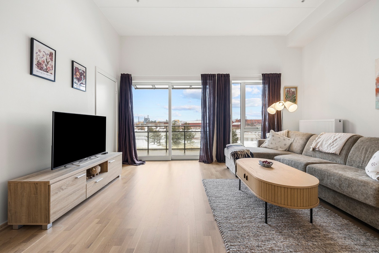 Fra stuen er det utgang til nordøstvendt balkong på 14 m². Galleribilde