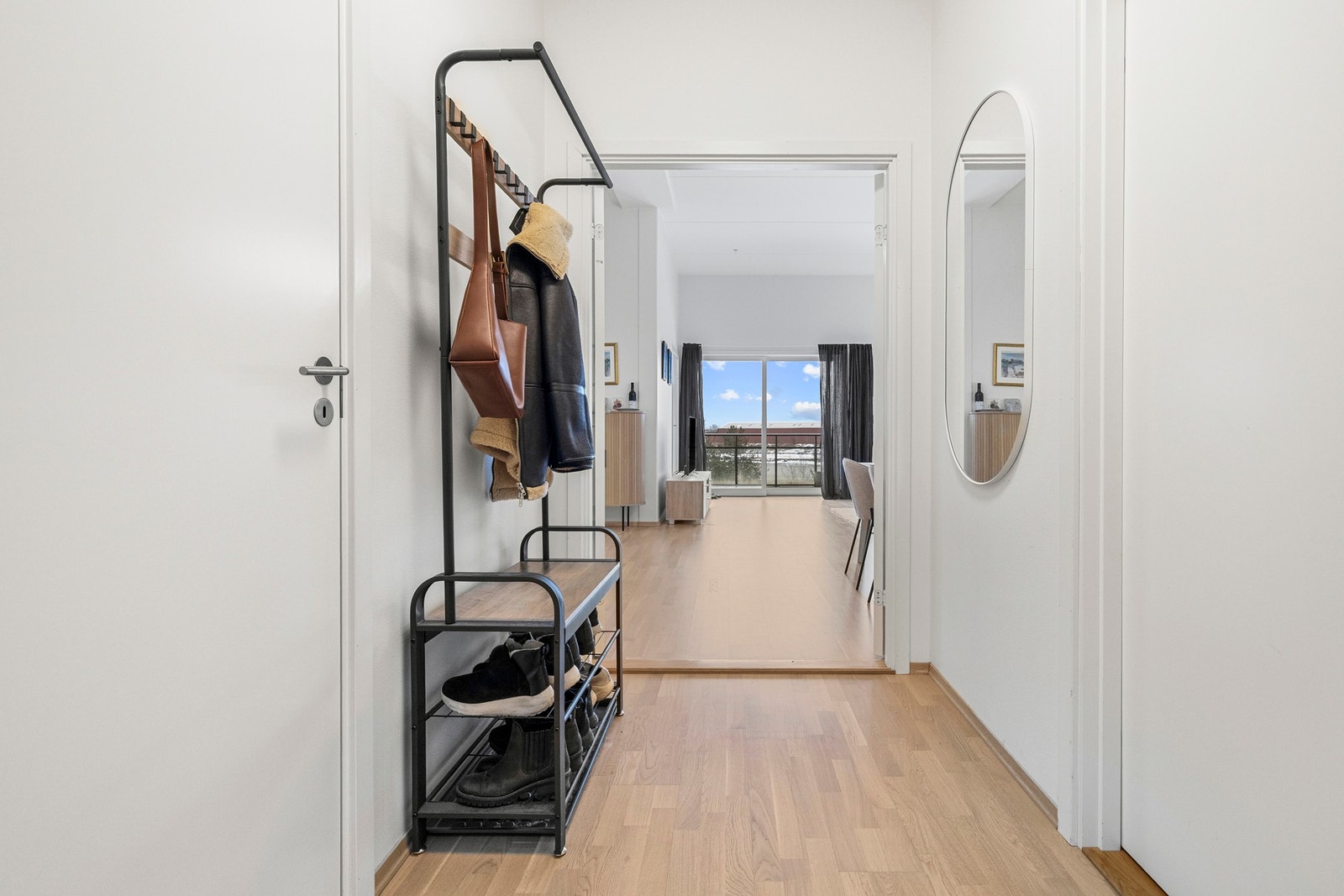 Velkommen inn i en lys og luftig entré. Galleribilde