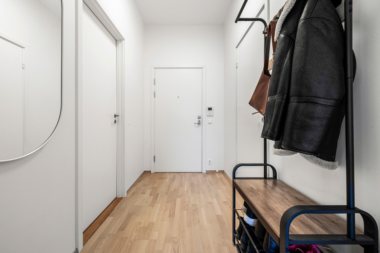 Det er heisadkomst til oppgangen og dørcalling som gjør det enkelt å slippe inn gjester fra gateplan! Galleribilde